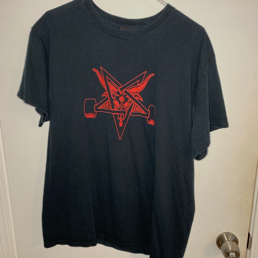 Men’s Black and Red Trasher tee